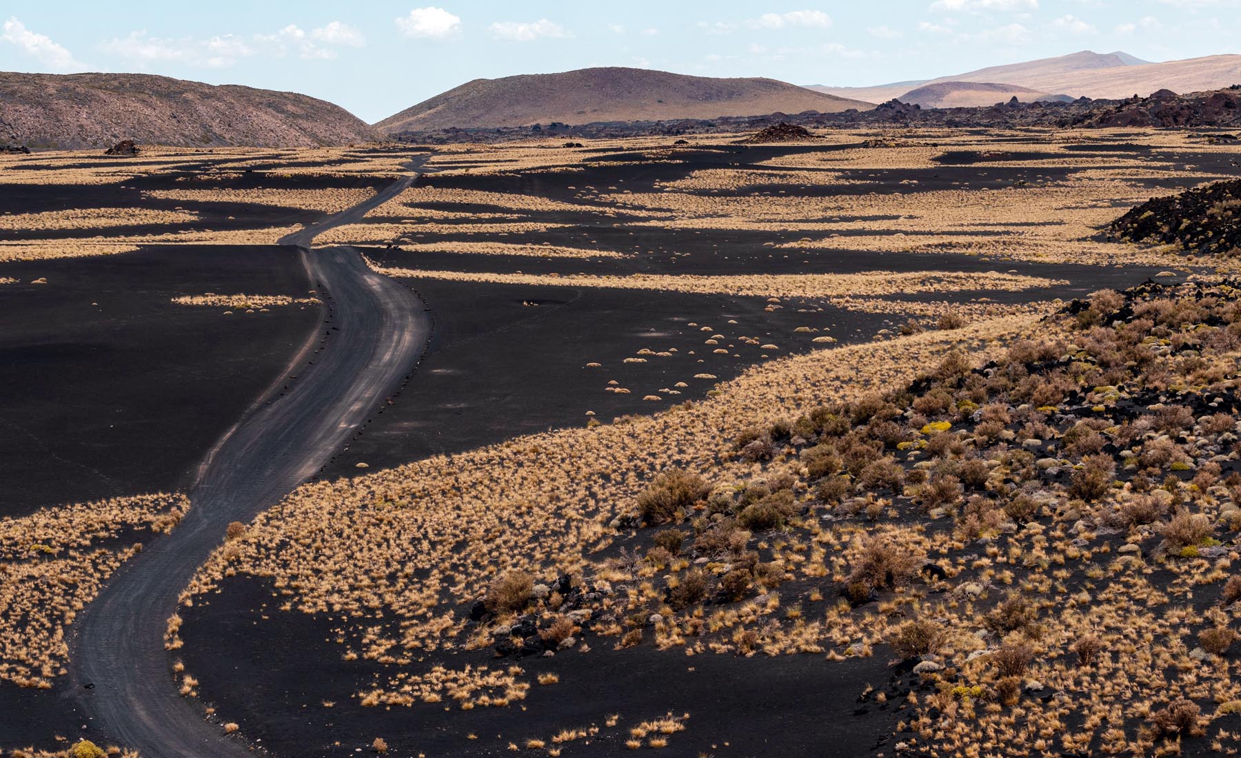 Camino volcánico en La Payunia