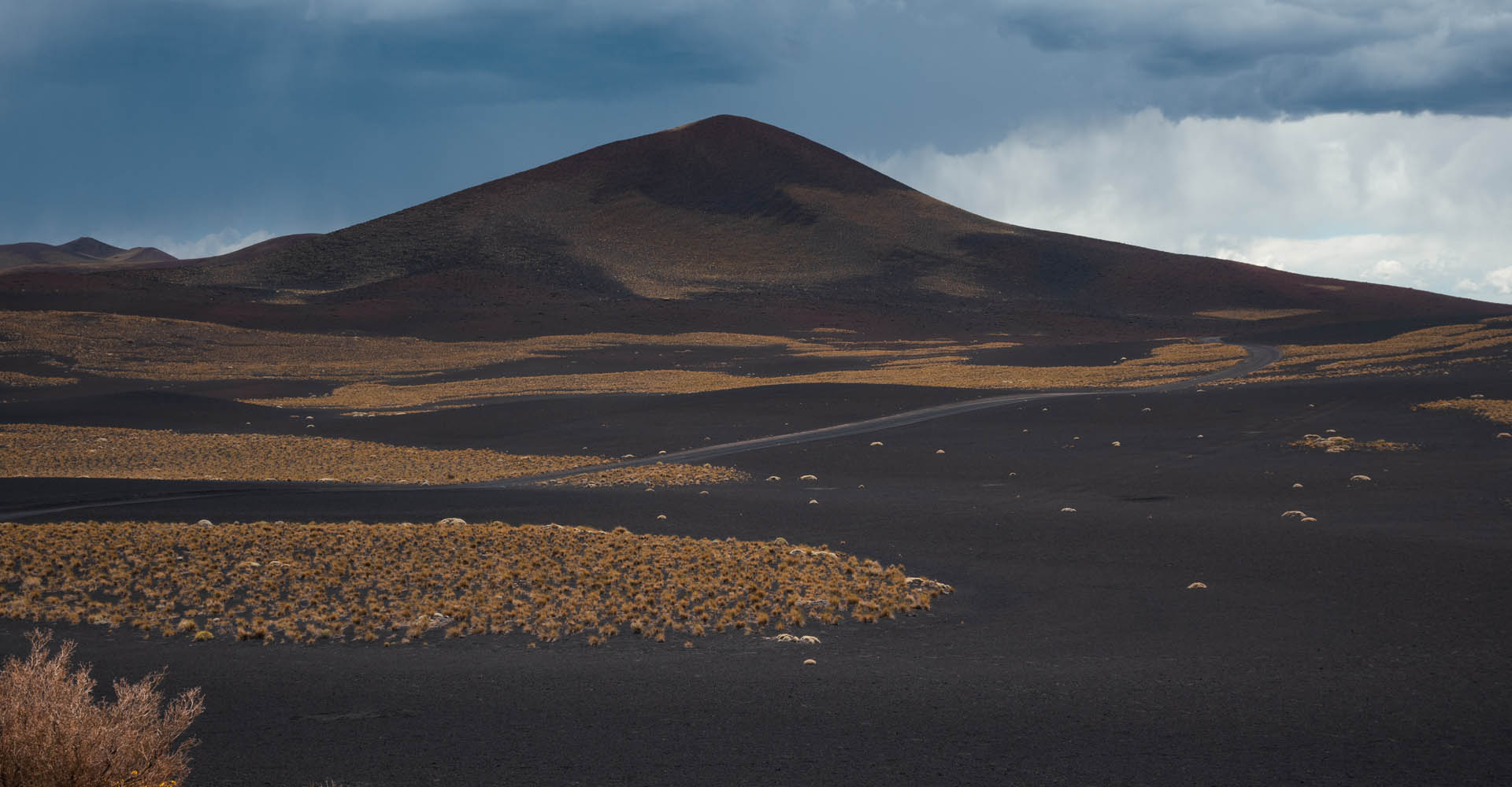 Cono volcánico bajo tormenta