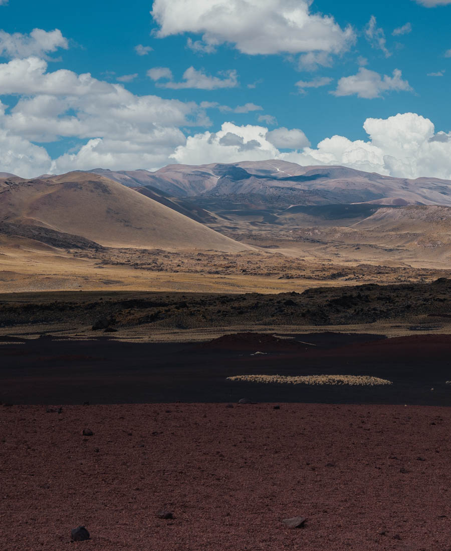 Paisaje volcánico con nubes